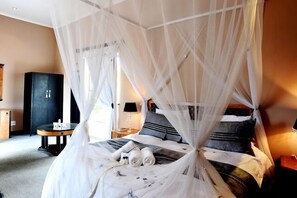 Desk, bed sheets - Villa Paradiso Country Manor (Hartbeespoort)