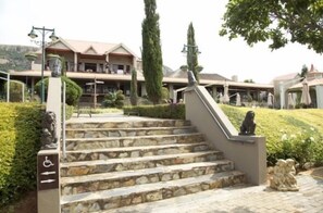 Property grounds - Villa Paradiso Country Manor (Hartbeespoort)