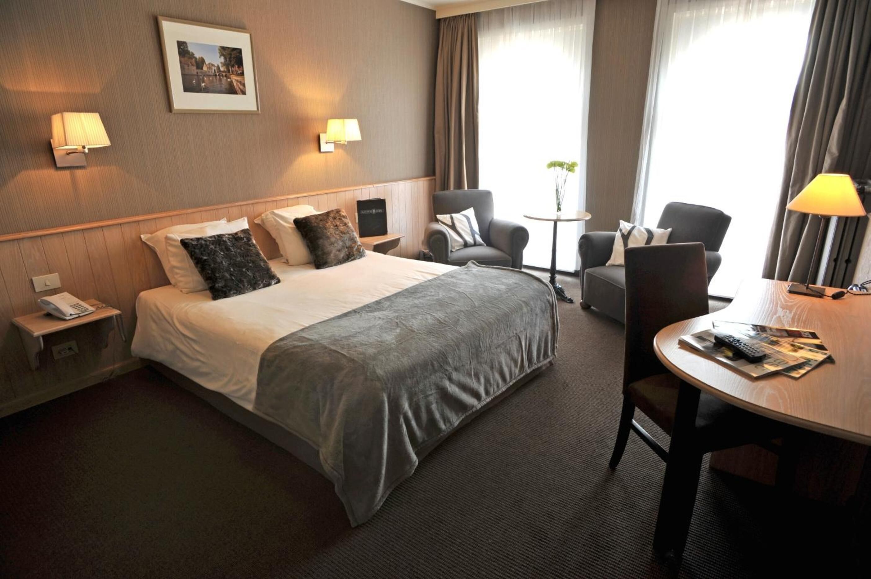 Minibar, caja de seguridad en la habitación y escritorio 