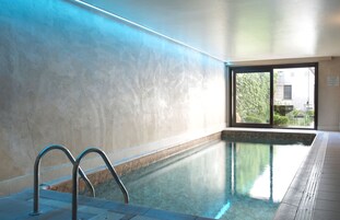 Una piscina cubierta