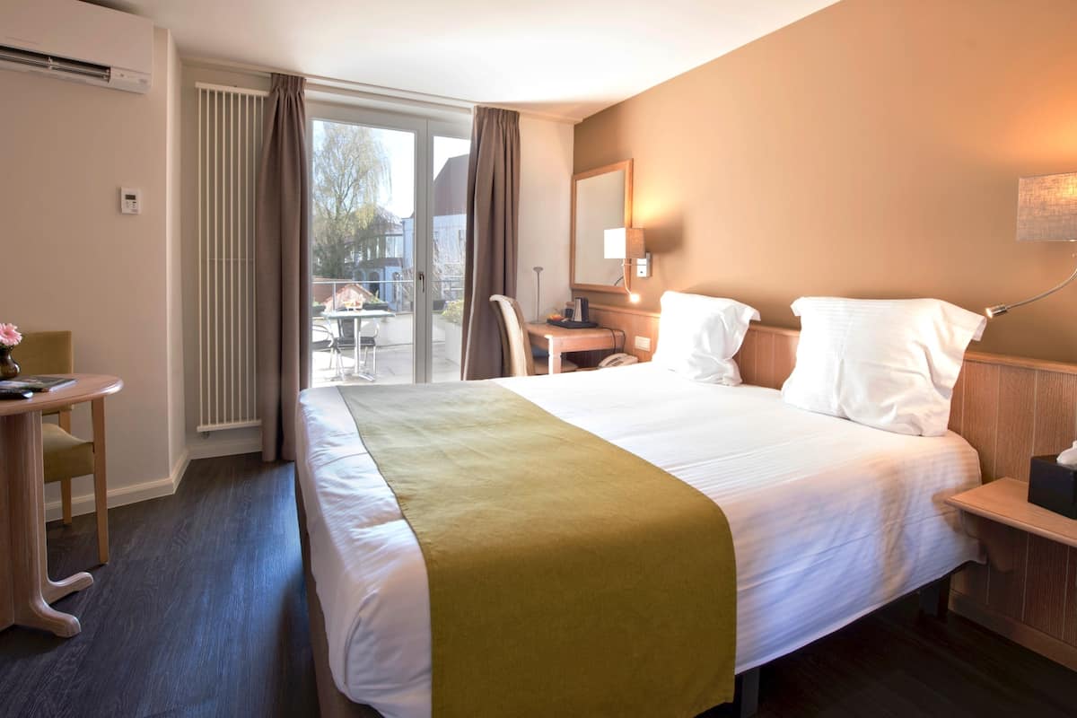 Classic Double or Twin Room, 1 Double or 2 Single Beds | Minibar, in-room safe, desk, laptop workspace