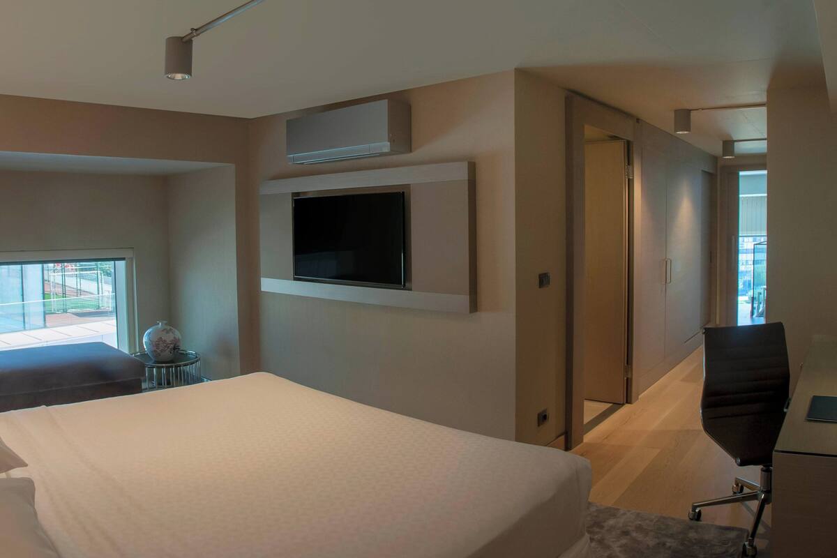 Loft, 2 habitaciones, vistas a la ciudad, en esquina | Ropa de cama de alta calidad, minibar, caja fuerte y escritorio