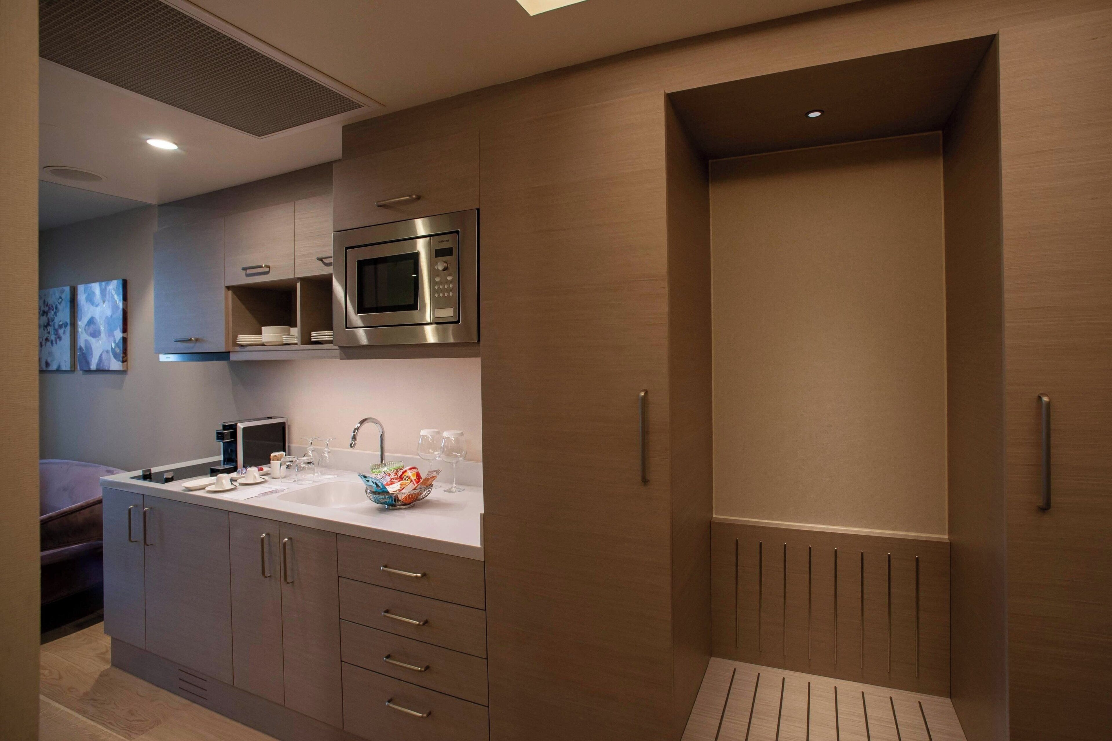 loft, 1 bedroom, city view | premium bedding, minibar, in-room safe, desk