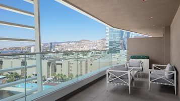 Premium bedding, minibar, in-room safe, desk