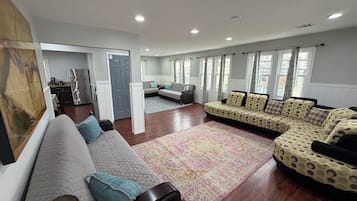 Apartamento de lujo, 4 habitaciones, patio, vistas a la ciudad | Zona de estar | Televisión de pantalla plana de 40 pulgadas con canales por cable
