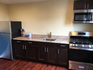 Departamento superior, 2 habitaciones, cocineta, planta baja | Cocina privada | Refrigerador, microondas, horno y parrilla de estufa