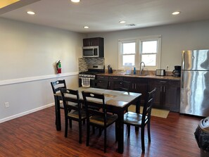 Luksushuoneisto, 4 makuuhuonetta, patio, kaupunkinäköala | Yksityinen keittiö | Jääkaappi, mikroaaltouuni, uuni, liesi