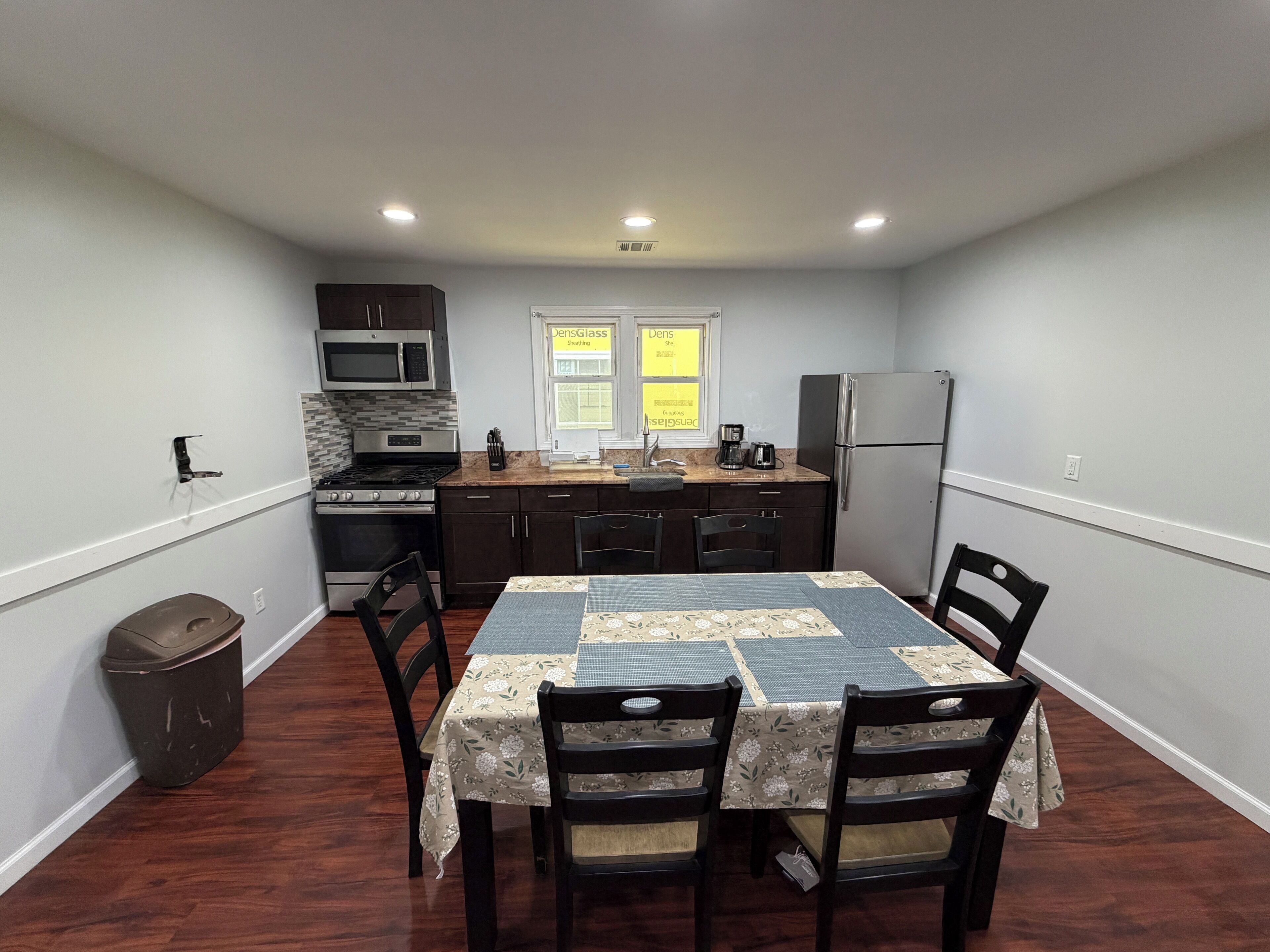 Appartement luxueux, 4 chambres, patio, vue sur la ville | Cuisinette privée | Cafetière-théière, réfrigérateur, four à micro-ondes, un four