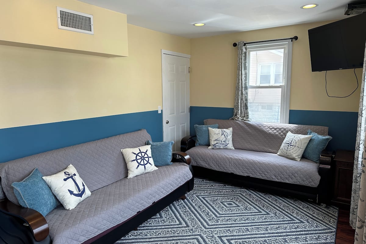 2 bedrooms, individually decorated, blackout curtains, free WiFi