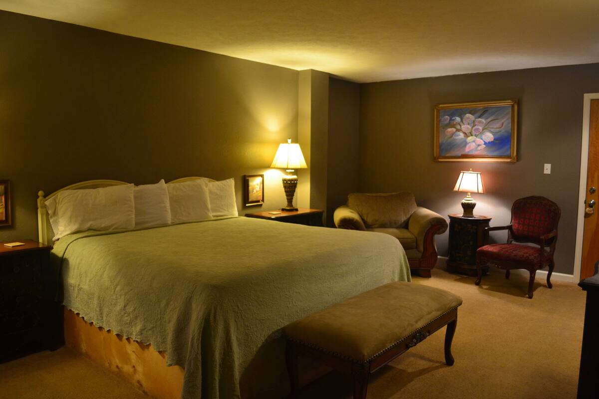 Cappuccino King | WiFi (free), individually decorated, individually furnished