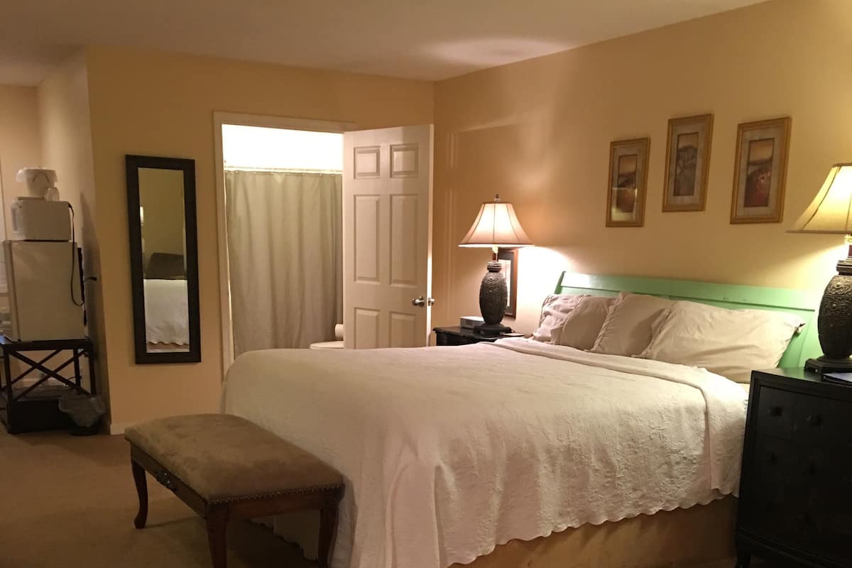 Gardenia King | WiFi (free), individually decorated, individually furnished
