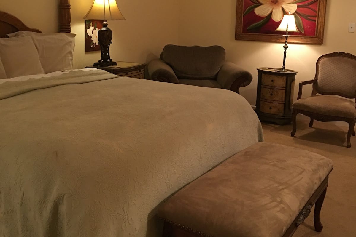 Magnolia King | WiFi (free), individually decorated, individually furnished