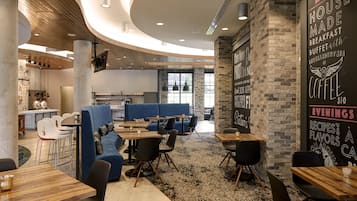 Melayani sarapan dan makan malam dengan sajian masakan Amerika