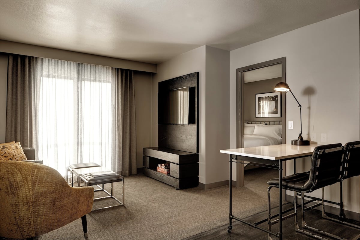 Frette Italian sheets, premium bedding, in-room safe, desk