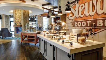 Se sirven desayunos, cenas y cocina americana