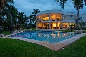Outdoor pool, open 7 AM to 9 PM, pool loungers - Villa Palmeras (Cancun)