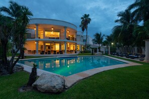 Hồ bơi ngoài trời, mở cửa từ 7:00 đến 21:00, ghế dài tắm nắng 