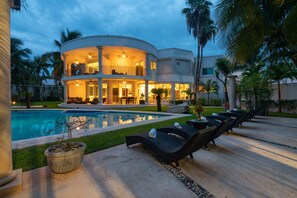 Outdoor pool, open 7 AM to 9 PM, sun loungers - Villa Palmeras (Cancun)