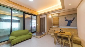 Ontteule, Jetted Tub | Área de sala de estar | Televisión de pantalla plana