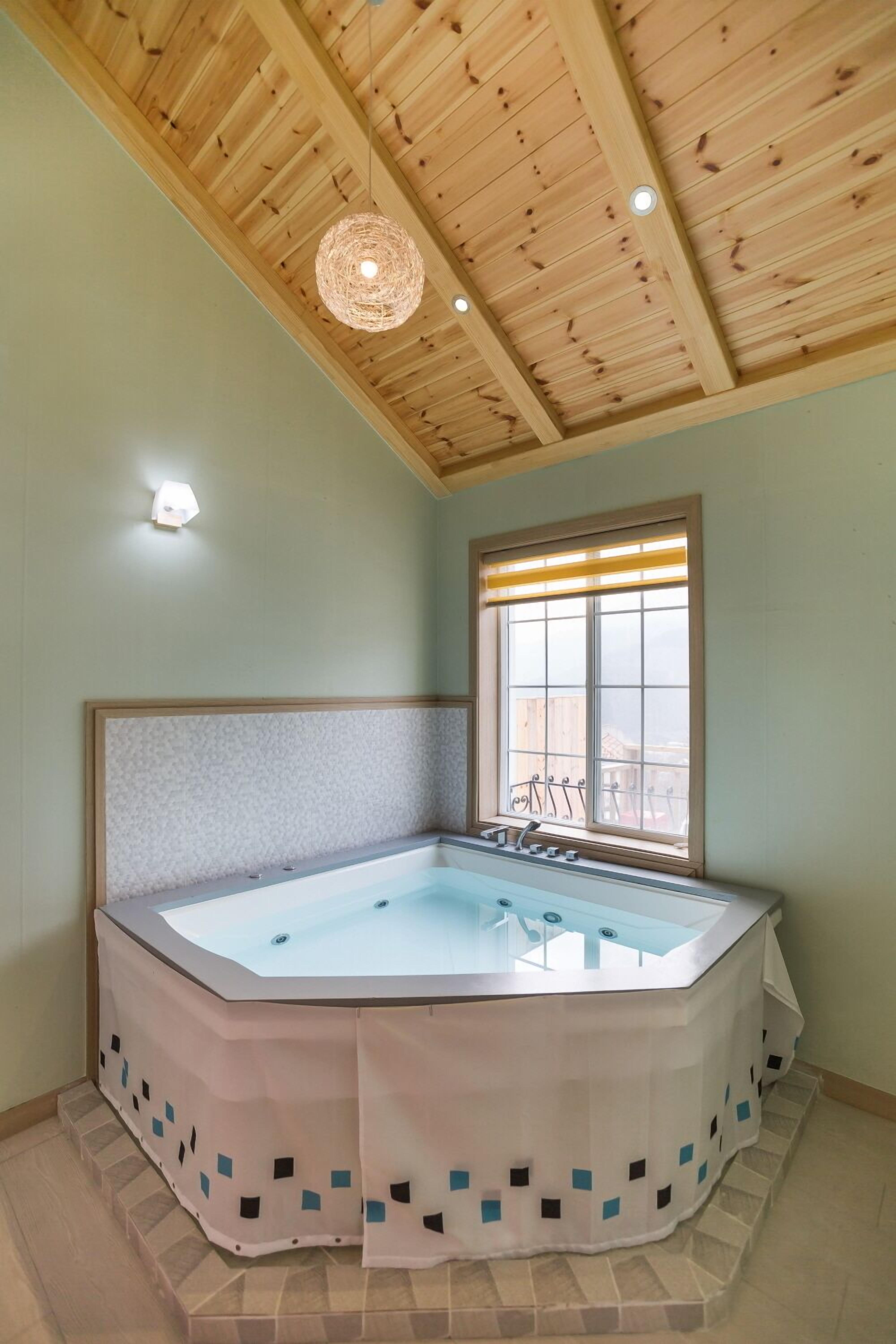 Juniper, Duplex, Jetted Tub  | Jetted bathtub