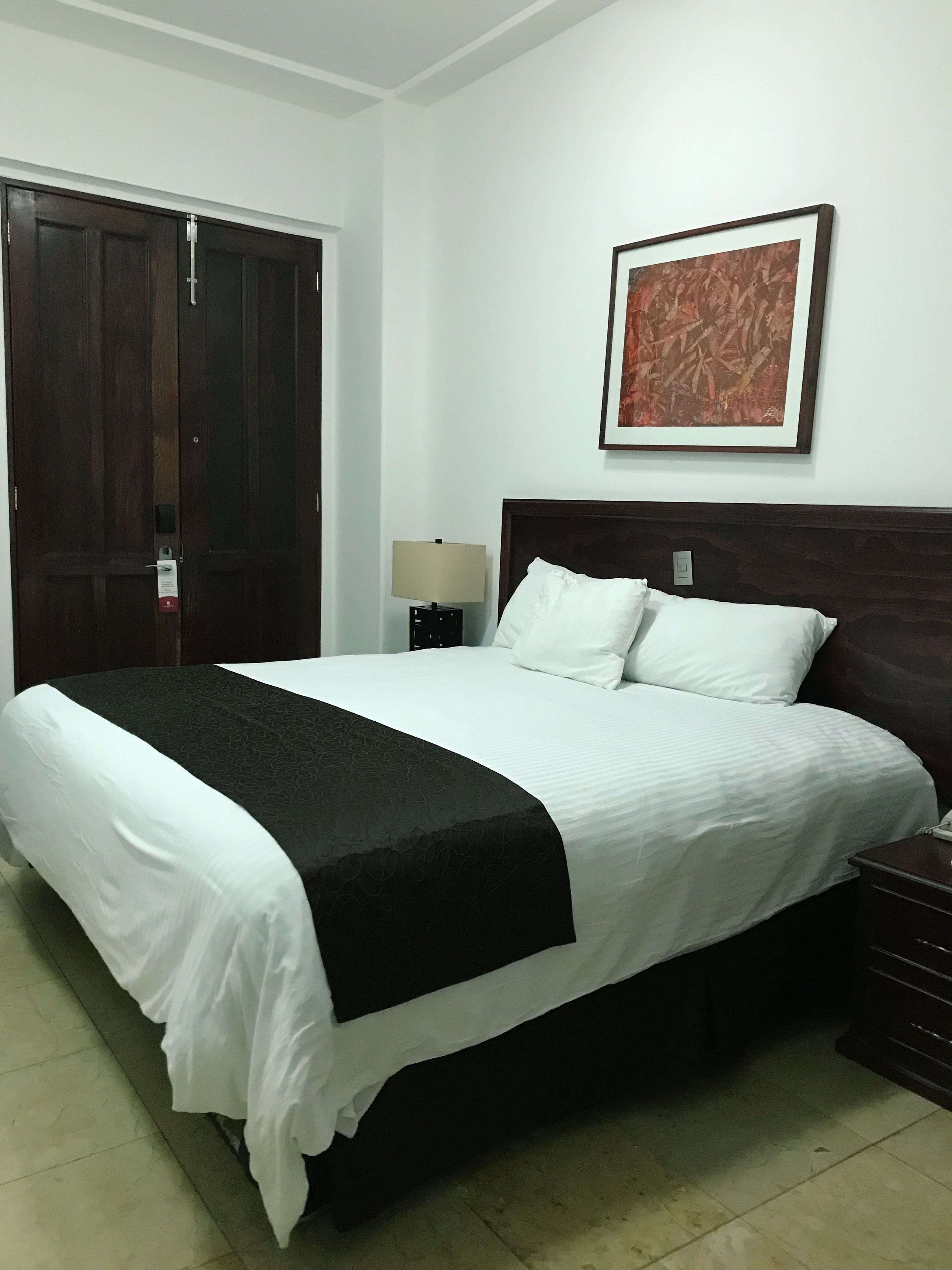 standard room, 1 king bed | premium bedding, down duvets, in-room safe, desk