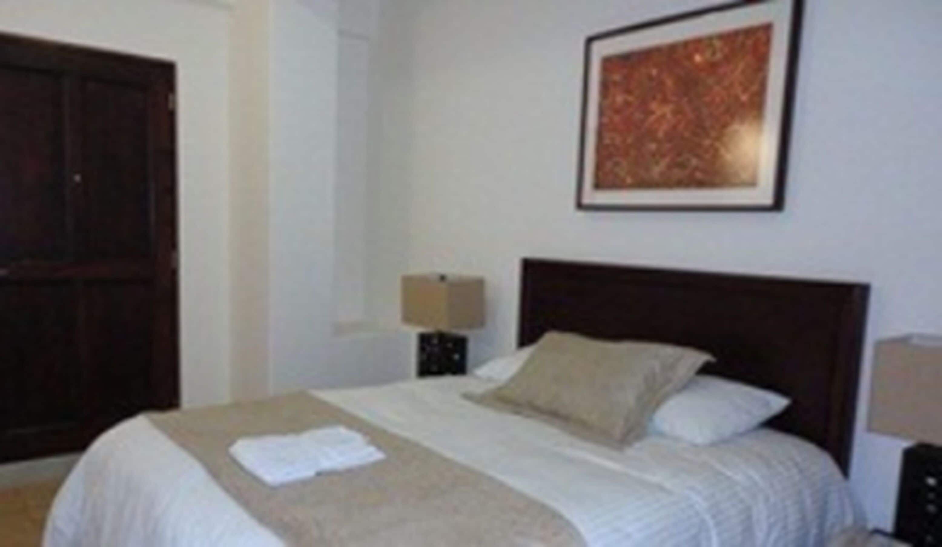 standard room, 1 queen bed | premium bedding, down duvets, in-room safe, desk