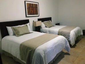 Doppelzimmer, 2 Doppelbetten | Hochwertige Bettwaren, Daunenbettdecken, Zimmersafe, Schreibtisch