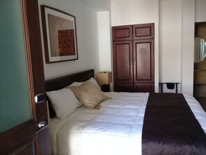 Standard Room, 1 King Bed | Premium bedding, down duvets, in-room safe, desk