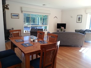 Casa de campo, 3 quartos | Área de estar | TV de tela plana 32 polegadas com canais digitais, TV, lareira