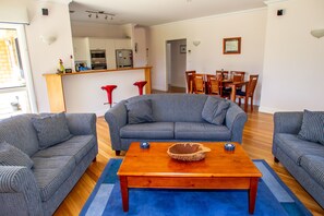 Cottage, 3 Bedrooms | Living area