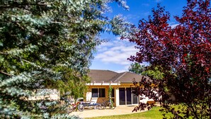 A residential house with a patio, a bicycle, and a lawn. - Lochnagar Barossa - Adults Only (Tanunda)