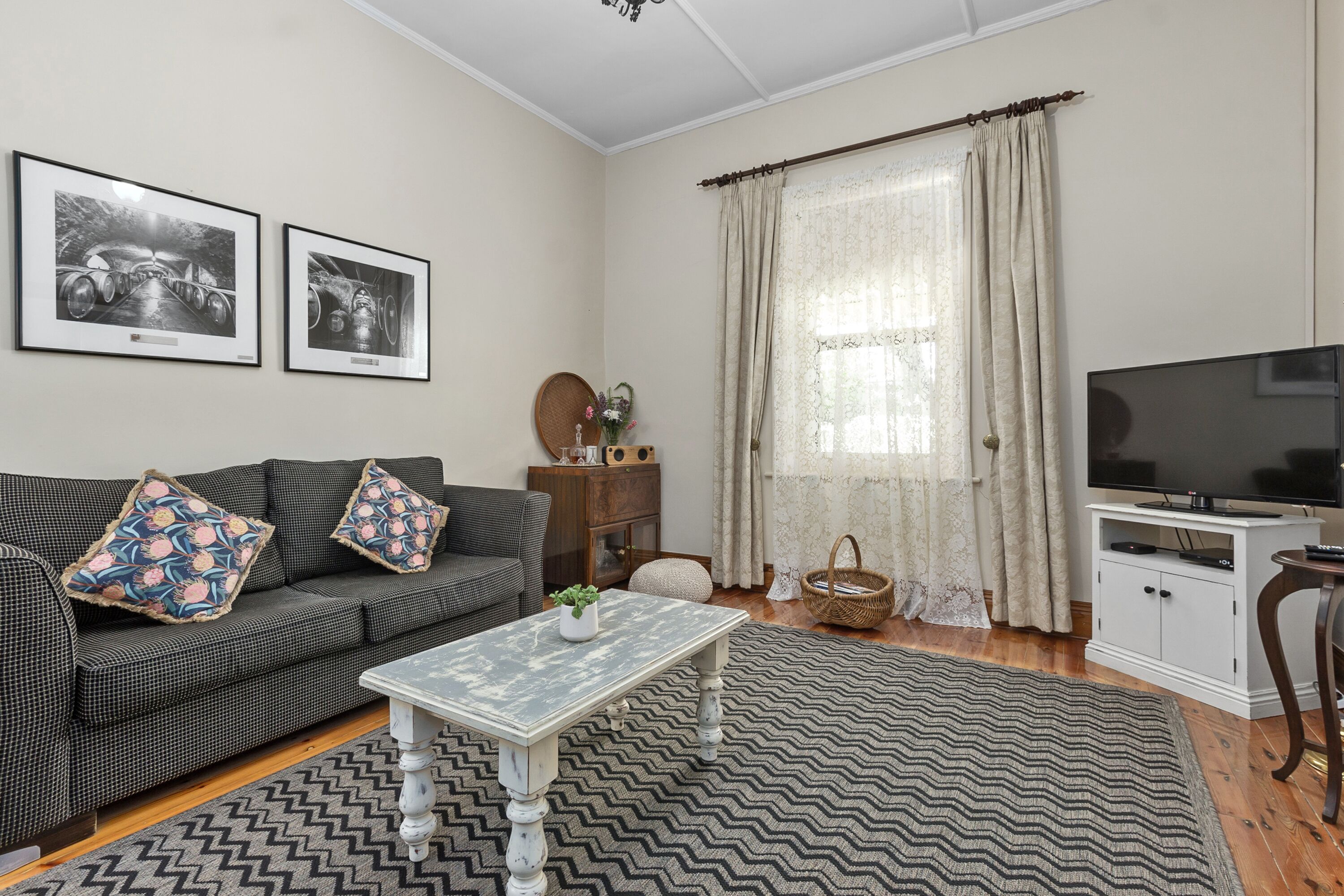 村舍, 2 间卧室 | 起居区 | 平板电视、DVD 播放器