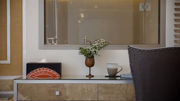 Luxury Suite, 1 King Bed | Free minibar items, in-room safe, desk, blackout curtains