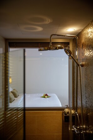 Suite Luxe, 1 très grand lit | Douche de la salle de bain