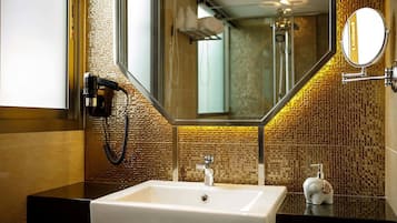 Luxury-Suite, 1 King-Bett | Badezimmer | Kostenlose Toilettenartikel, Haartrockner, Bademäntel, Hausschuhe