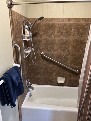 Combined shower/bathtub, hair dryer, towels, soap - 100-acre ranch with beautiful creek, ponds, woods, livestock (Bellville)