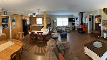 Smart TV, fireplace, ping pong, streaming services