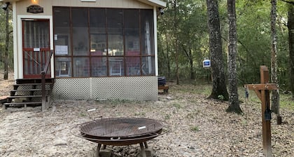 Rancho de 100 acres con un hermoso arroyo, estanques, bosques, animales de granja