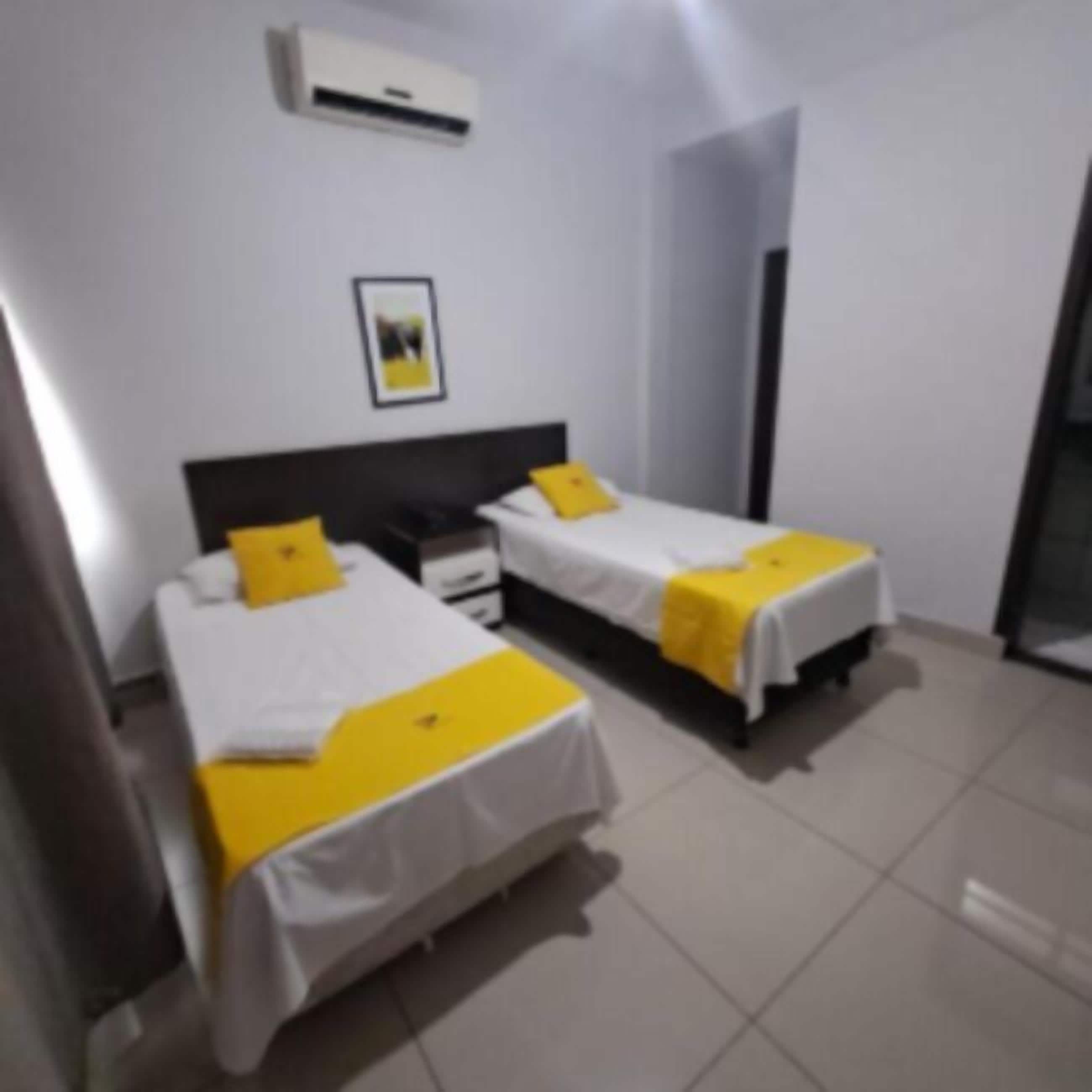 Habitació amb dos llits individuals | Planxa i posts de planxar i wifi gratuïta 