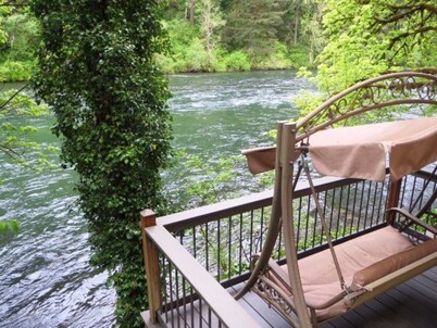 McKenzie Riverfront-w Hottub woodstove+wood