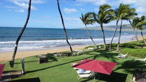 Sur la plage, chaise longue, serviettes de plage