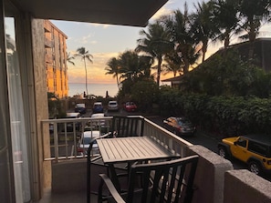 Outdoor dining - Beach front in Hotel District! (Kihei)