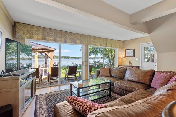 Smart TV, fireplace, DVD player, books