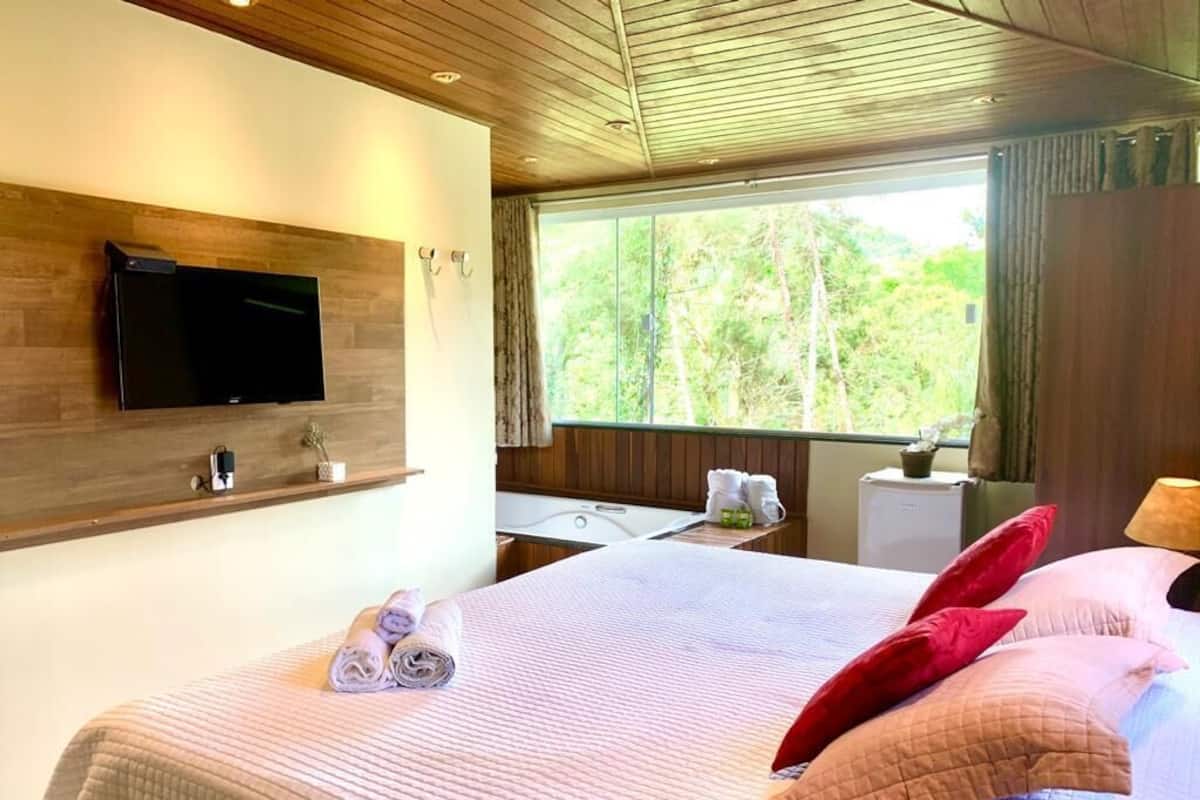 Luxury Room, 1 Bedroom | 1 bedroom, minibar, free WiFi, bed sheets
