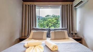 Quarto duplo standard | Frigobar, Wi-Fi de cortesia, roupa de cama