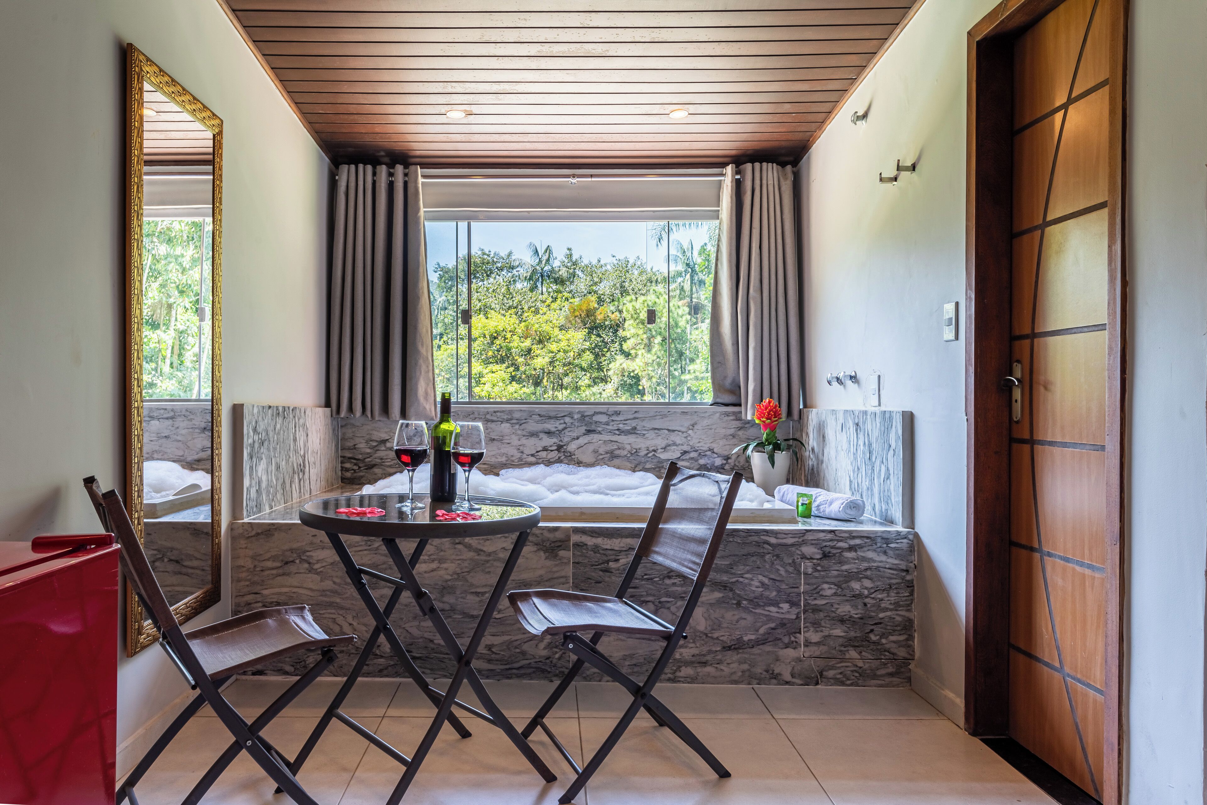 Minibar, wifi gratis y ropa de cama 