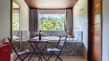 Minibar, wifi gratis y ropa de cama