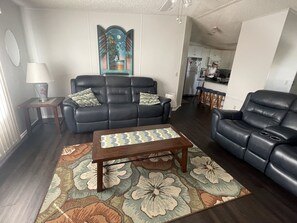 Smart-TV, DVD-Player, Tischtennisplatte, Bücher