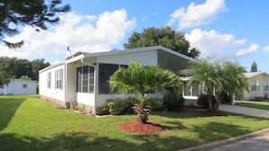 A single-story house with a large window and a small front yard. - Holiday home winter / summer (Winter Garden)