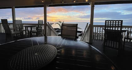 RELAXING, Away-from-it-All home on the water with small Natural Pool
